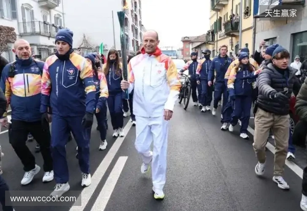 米兰主帅阿莱格里担任火炬手，为米兰-科尔蒂纳冬奥会助燃